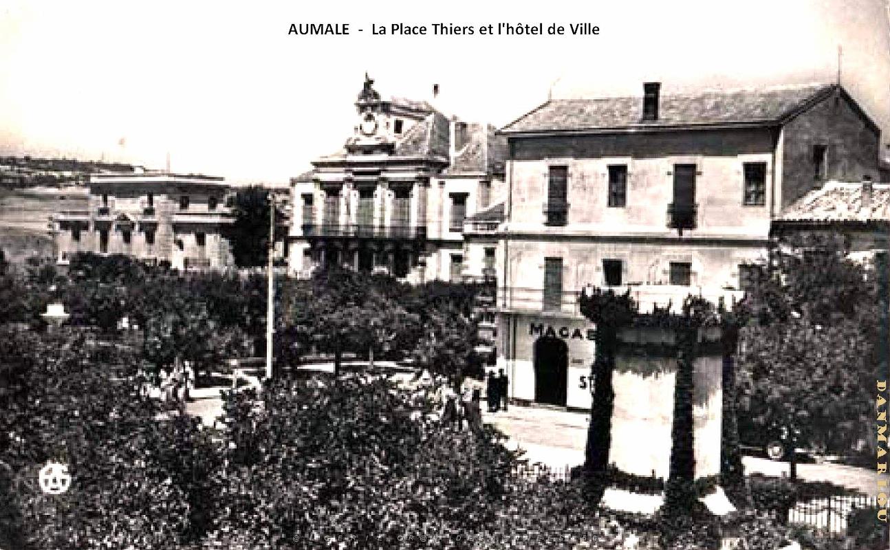 Aumale - Place Thiers et Hotel de Ville.jpg